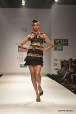 Model walk the ramp for Malini Ramani Show at Wills Lifestyle India Fashion Week 2012 day 4 on 9th Oct 2012 (125).JPG